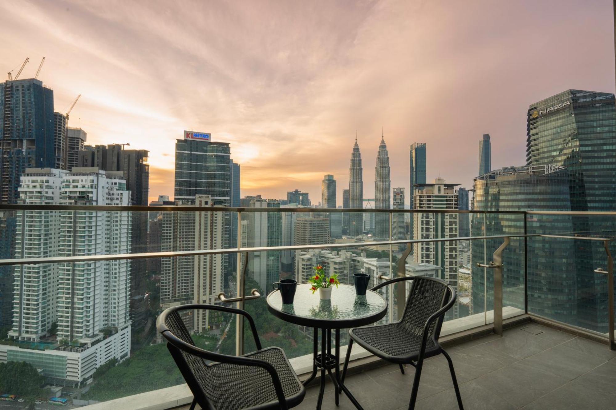 Luxury Two-Bedroom Apartment Balcony Petronas Twin Towers View,1735871742:JPEG