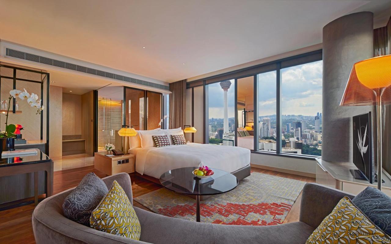 Premier Zimmer mit Kingsize-Bett und Blick auf den KL Tower
